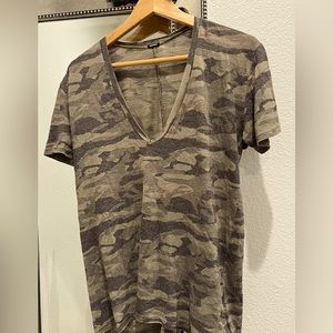MONROW CLASSIC CAMO V NECK SIZE: L COLOR: FADED GREEN & GREY (shirts sold separ…